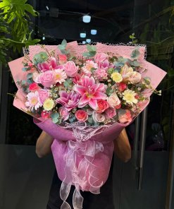 Bó hoa tươi tone hồng lãng mạn kết hợp lily, hồng, gerbera được gói tinh tế, phù hợp tặng sinh nhật, kỷ niệm từ STflowers Quận 7.
