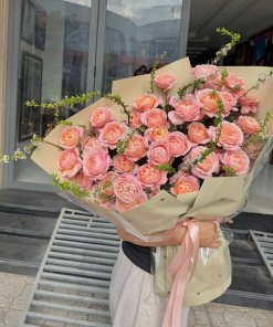 Bó hoa hồng pastel thanh lịch được gói giấy kraft và ruy băng hồng, món quà ý nghĩa từ STflowers Quận 7, TP.HCM.