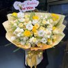 Bó hoa sinh nhật đẹp tặng vợ yêu với hoa hồng, lisianthus và ranunculus tone vàng trắng tinh khôi, gói giấy thanh lịch từ STflowers Quận 7.