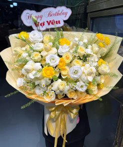 Bó hoa sinh nhật đẹp tặng vợ yêu với hoa hồng, lisianthus và ranunculus tone vàng trắng tinh khôi, gói giấy thanh lịch từ STflowers Quận 7.