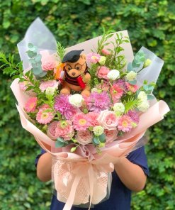 Bó hoa tốt nghiệp tone hồng pastel với gấu cử nhân đáng yêu tại STflowers Quận 7