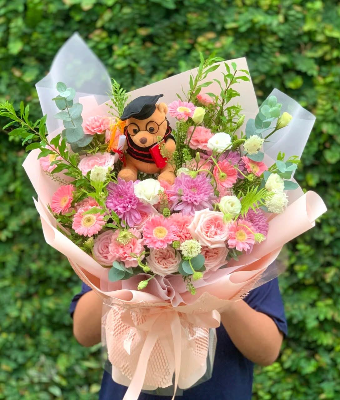 Bó hoa tốt nghiệp tone hồng pastel với gấu cử nhân đáng yêu tại STflowers Quận 7