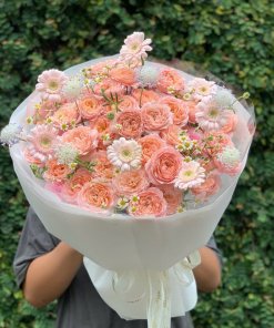 Bó hoa tươi tone hồng pastel sang trọng tại cửa hàng hoa tươi STflowers Quận 7