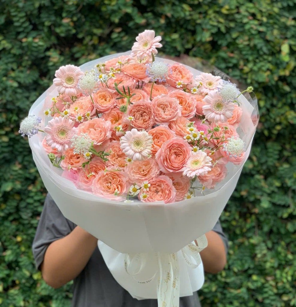 Bó hoa tươi tone hồng pastel sang trọng tại cửa hàng hoa tươi STflowers Quận 7