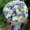 Bó hoa tươi lớn tone xanh trắng sang trọng với hoa hồng và cát tường, được gói cẩn thận tại STflowers Quận 7.