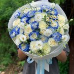 Bó hoa tươi lớn tone xanh trắng sang trọng với hoa hồng và cát tường, được gói cẩn thận tại STflowers Quận 7.