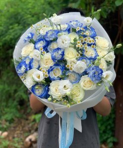 Bó hoa tươi lớn tone xanh trắng sang trọng với hoa hồng và cát tường, được gói cẩn thận tại STflowers Quận 7.