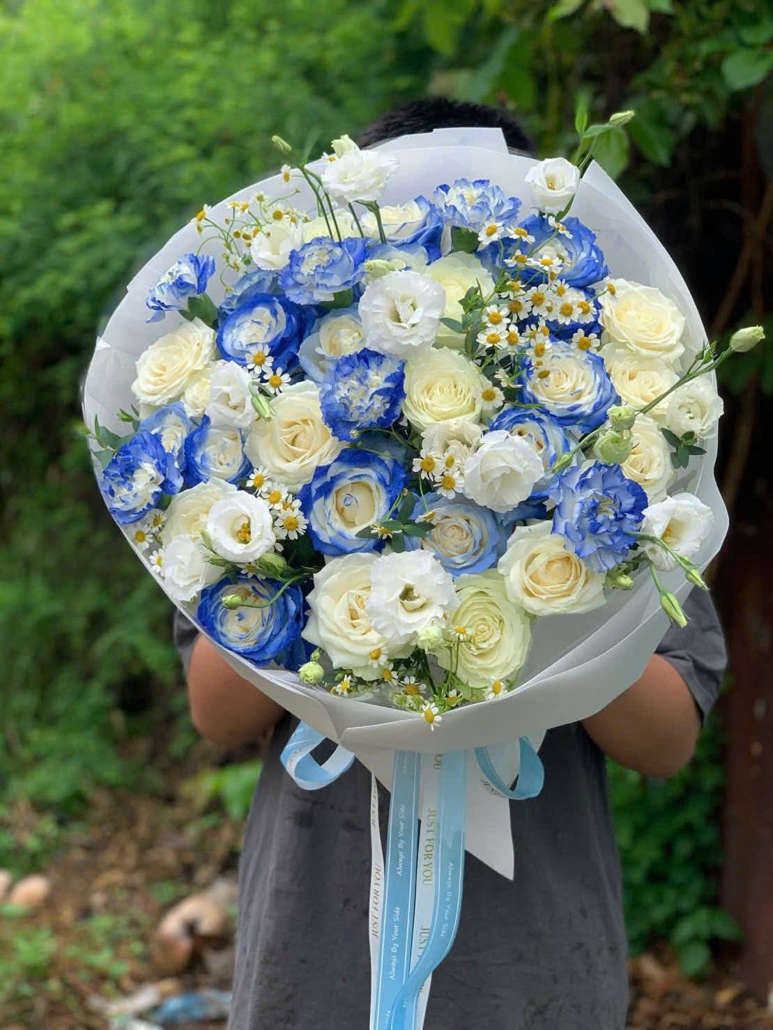 Bó hoa tươi lớn tone xanh trắng sang trọng với hoa hồng và cát tường, được gói cẩn thận tại STflowers Quận 7.