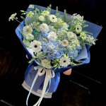 Bó hoa tươi xanh trắng thanh lịch với cẩm tú cầu và đồng tiền trắng, gói giấy xanh dương tại STflowers Quận 7.