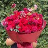 Bó hoa hồng đỏ sang trọng tại STflowers Quận 7 dùng làm quà tặng tình yêu.