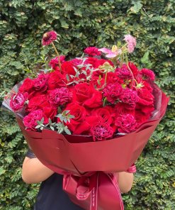 Bó hoa hồng đỏ sang trọng tại STflowers Quận 7 dùng làm quà tặng tình yêu.