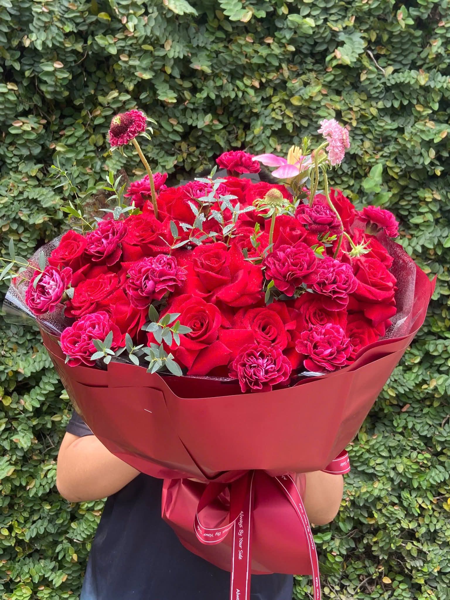 Bó hoa hồng đỏ sang trọng tại STflowers Quận 7 dùng làm quà tặng tình yêu.
