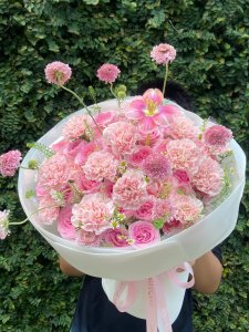 Bó hoa tươi tone hồng thanh lịch thiết kế sang trọng bởi STflowers Quận 7