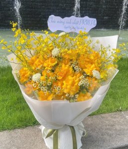Bó hoa tươi tone vàng rạng rỡ mừng sinh nhật được thiết kế bởi STflowers Quận 7
