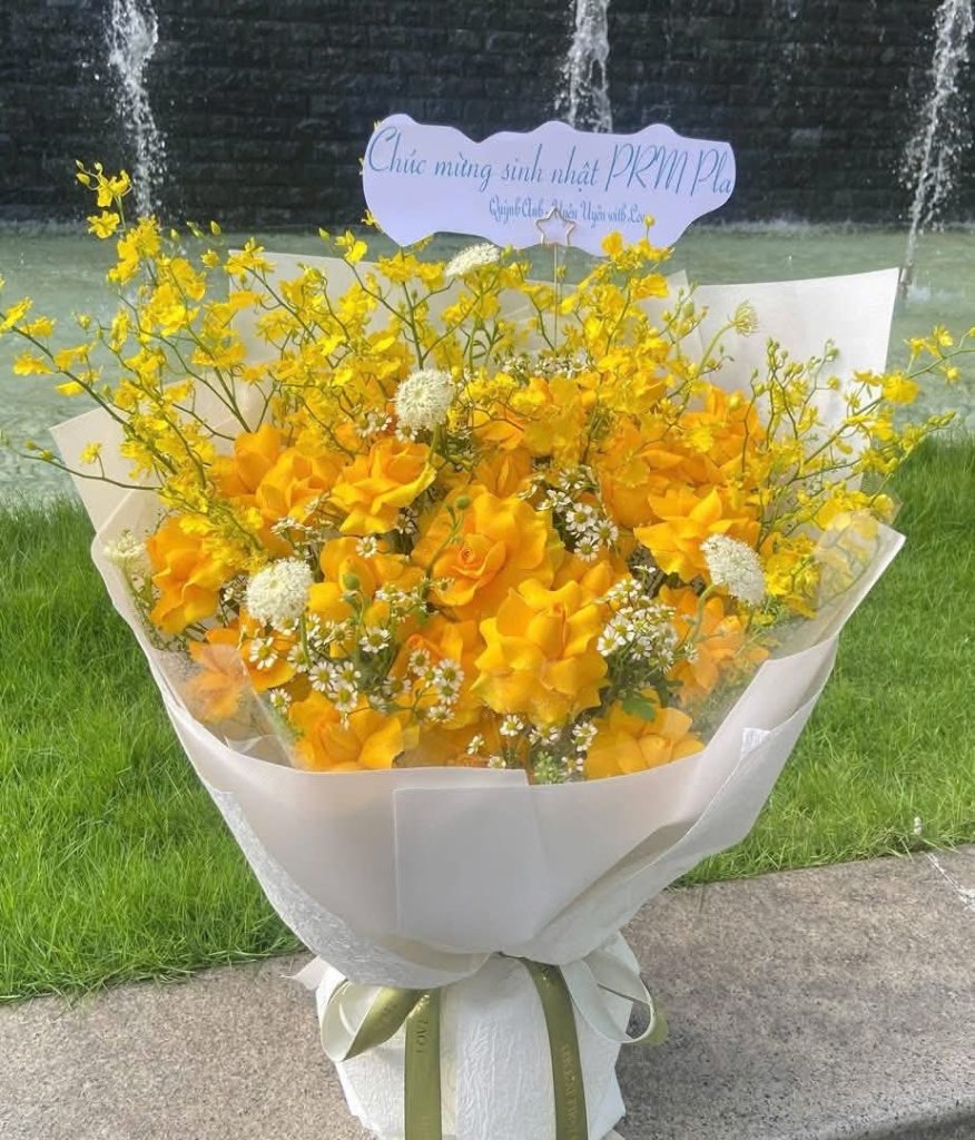 Bó hoa tươi tone vàng rạng rỡ mừng sinh nhật được thiết kế bởi STflowers Quận 7