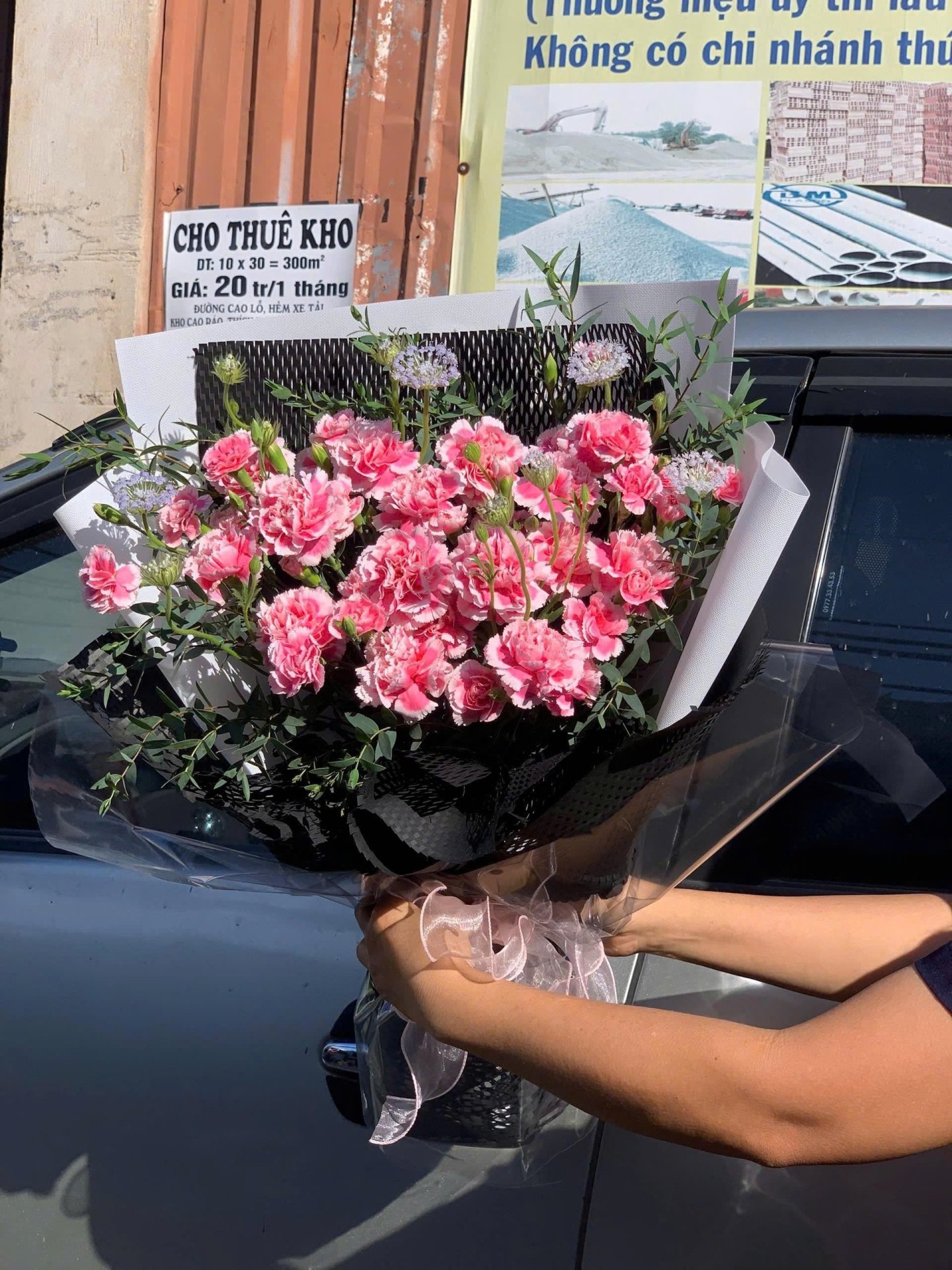 Bó hoa cẩm chướng hồng ngọt ngào được gói cẩn thận, là món quà ý nghĩa từ STflowers, giao tận nơi tại Quận 7, TP.HCM.