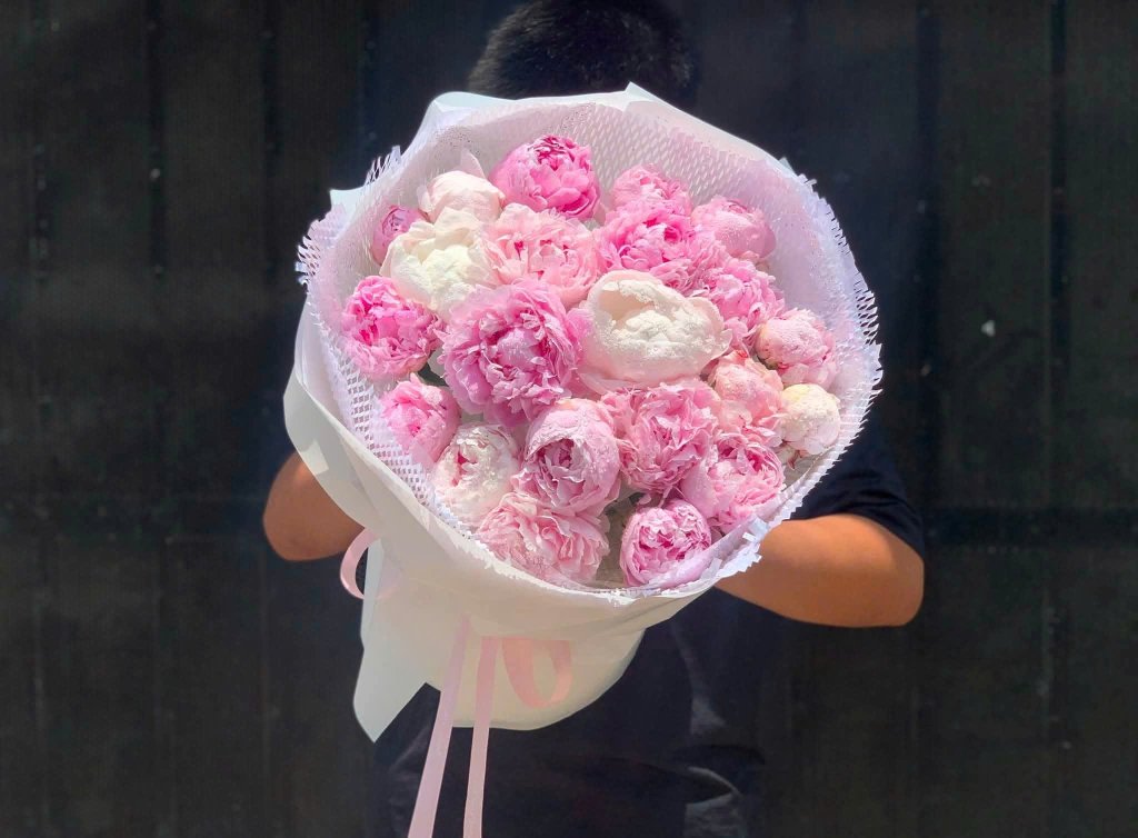 Bó hoa tươi tone hồng pastel sang trọng được thiết kế bởi shop hoa STflowers Quận 7