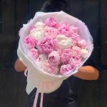 Bó hoa tươi tone hồng pastel sang trọng được thiết kế bởi shop hoa STflowers Quận 7