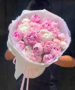 Bó hoa tươi tone hồng pastel sang trọng được thiết kế bởi shop hoa STflowers Quận 7