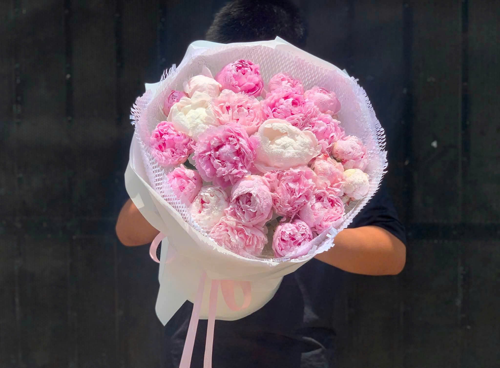 Bó hoa tươi tone hồng pastel sang trọng được thiết kế bởi shop hoa STflowers Quận 7