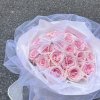 Bó hoa tươi tone hồng pastel gói lưới sang trọng từ STflowers Quận 7