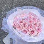 Bó hoa tươi tone hồng pastel gói lưới sang trọng từ STflowers Quận 7