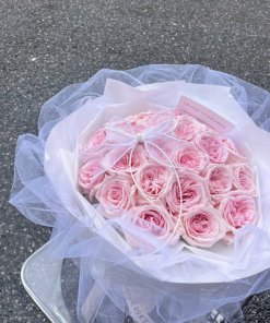 Bó hoa tươi tone hồng pastel gói lưới sang trọng từ STflowers Quận 7