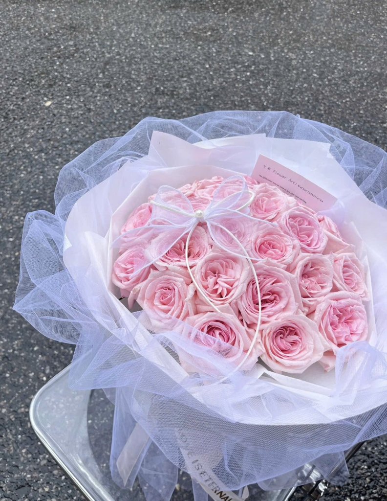 Bó hoa tươi tone hồng pastel gói lưới sang trọng từ STflowers Quận 7