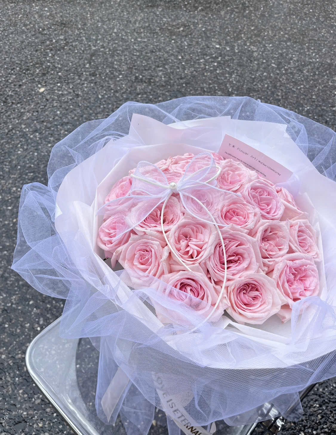 Bó hoa tươi tone hồng pastel gói lưới sang trọng từ STflowers Quận 7