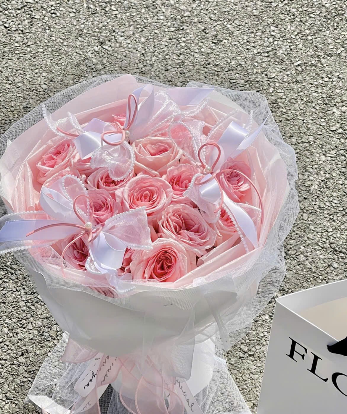 Bó hoa tươi tone hồng pastel sang trọng và tinh tế tại cửa hàng STflowers Quận 7