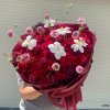 Bó hoa tươi tone đỏ sang trọng được thiết kế bởi STflowers tại Quận 7 TP.HCM