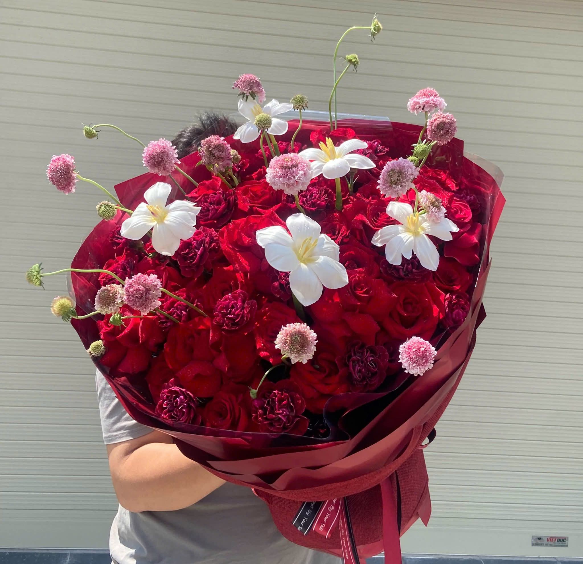Bó hoa tươi tone đỏ sang trọng được thiết kế bởi STflowers tại Quận 7 TP.HCM