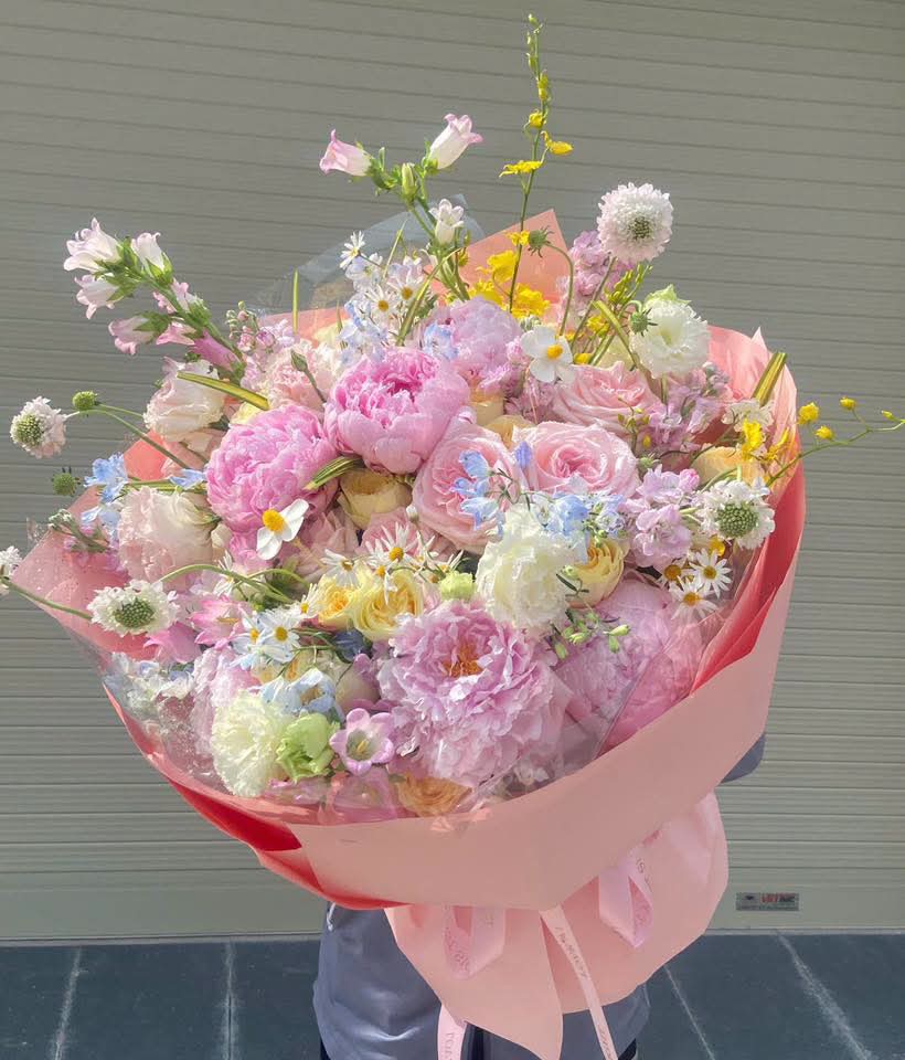 Bó hoa tươi tone hồng pastel tinh tế thiết kế bởi STflowers tại Quận 7