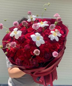 Bó hoa hồng đỏ sang trọng thiết kế bởi shop hoa tươi STflowers Quận 7