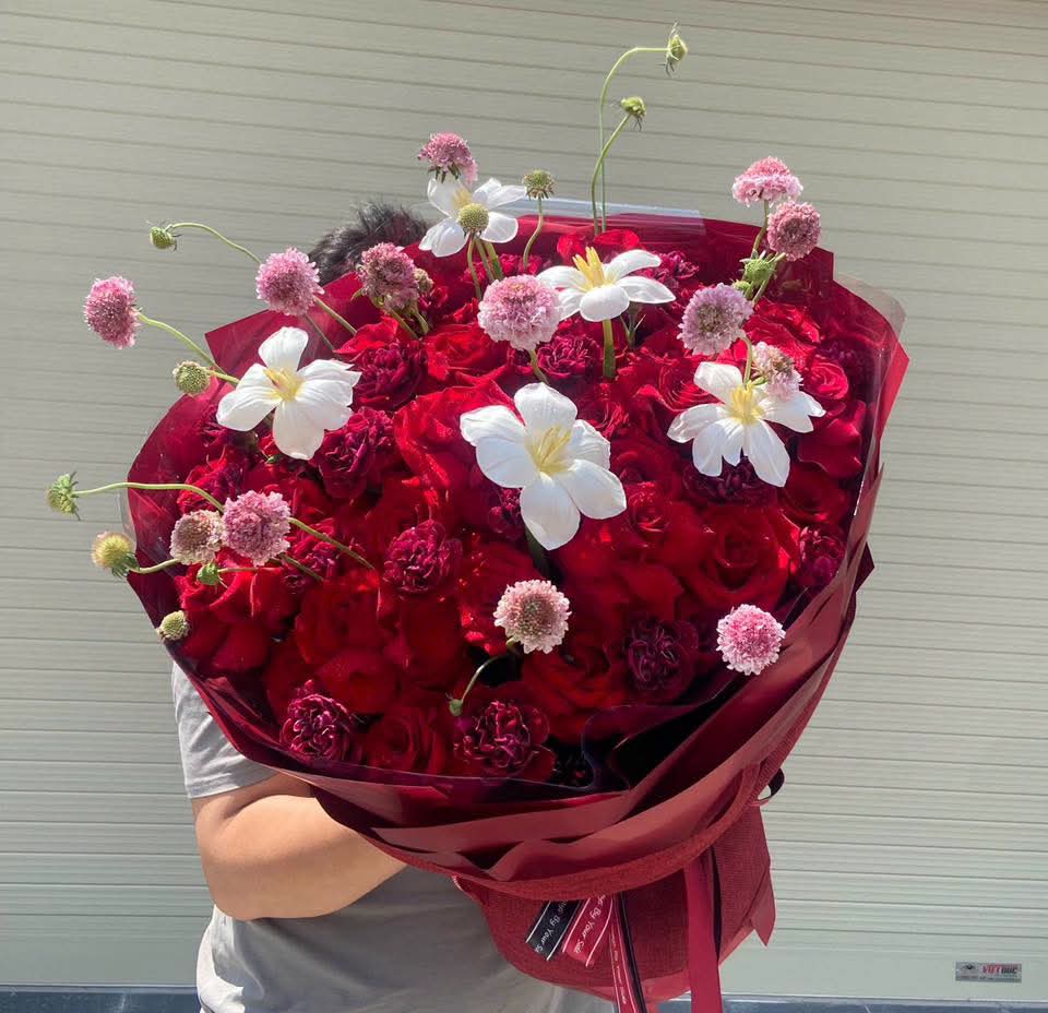 Bó hoa hồng đỏ sang trọng thiết kế bởi shop hoa tươi STflowers Quận 7