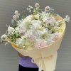 Bó hoa tươi tone trắng sang trọng tại cửa hàng hoa tươi STflowers Quận 7