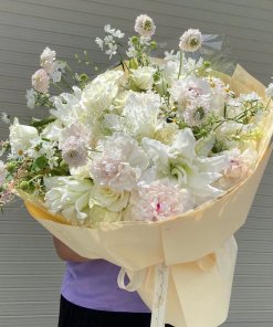 Bó hoa tươi tone trắng sang trọng tại cửa hàng hoa tươi STflowers Quận 7