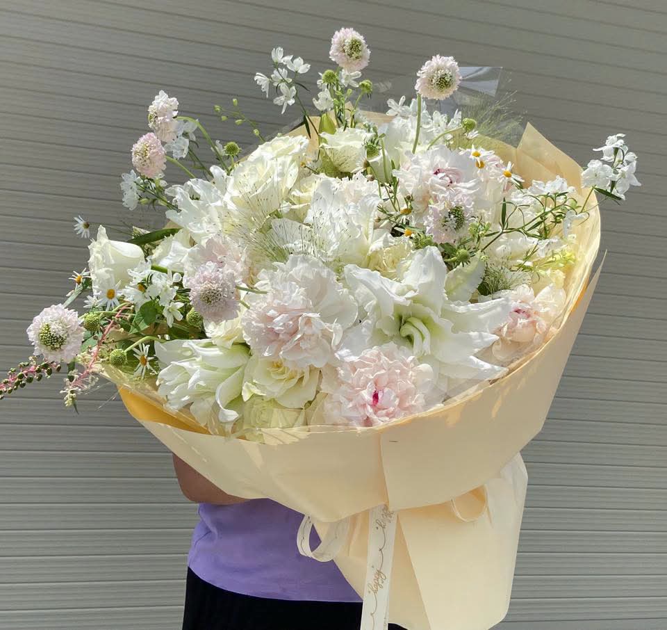 Bó hoa tươi tone trắng sang trọng tại cửa hàng hoa tươi STflowers Quận 7