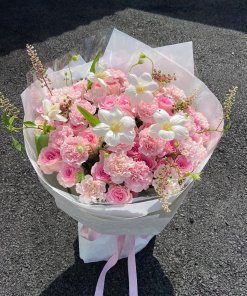 Bó hoa tươi tone hồng pastel sang trọng được thiết kế bởi STflowers tại Quận 7