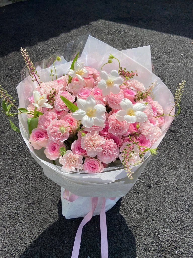 Bó hoa tươi tone hồng pastel sang trọng được thiết kế bởi STflowers tại Quận 7