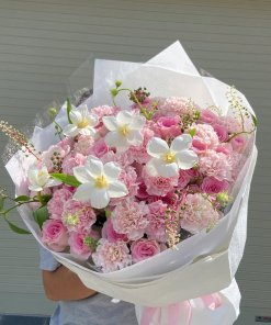 Bó hoa tươi tone hồng pastel sang trọng tại STflowers Quận 7