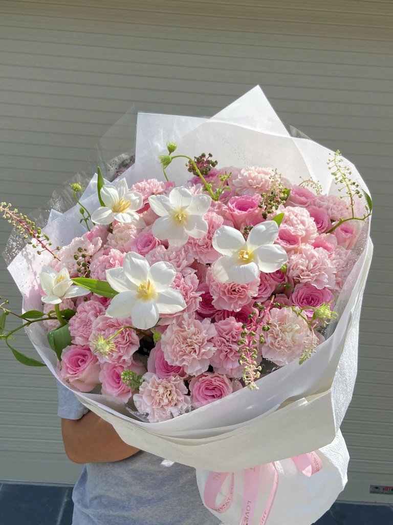Bó hoa tươi tone hồng pastel sang trọng tại STflowers Quận 7