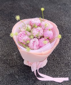 Bó hoa tươi tone hồng thanh lịch do STflowers thiết kế tại Quận 7