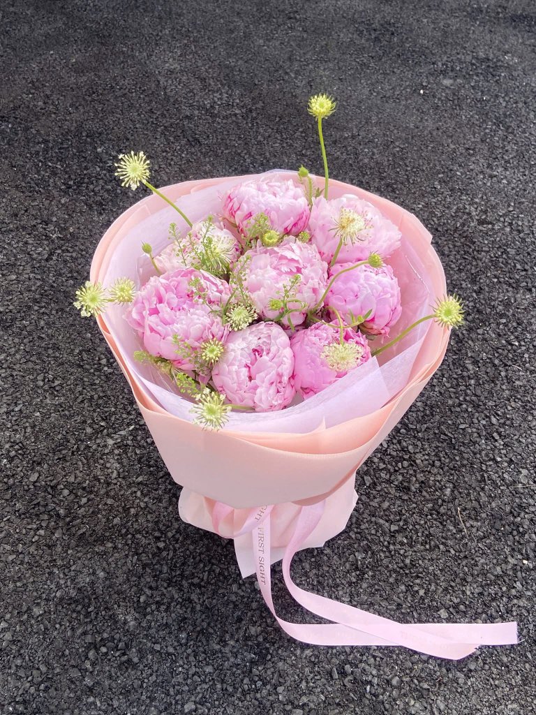 Bó hoa tươi tone hồng thanh lịch do STflowers thiết kế tại Quận 7