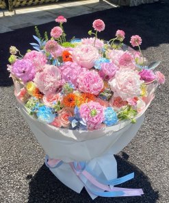 Bó hoa tươi tone hồng pastel sang trọng được thiết kế bởi shop hoa STflowers tại Quận 7