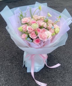 Bó hoa tươi tone hồng pastel thanh lịch được thiết kế bởi STflowers tại Quận 7