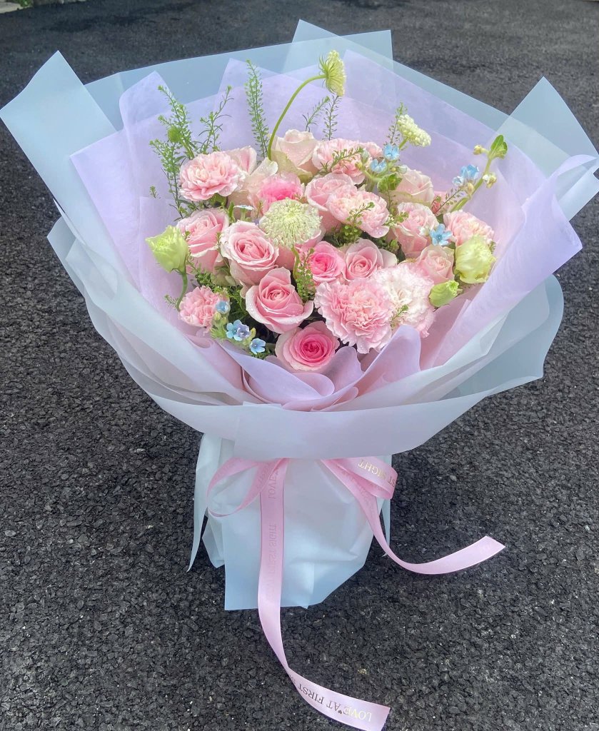 Bó hoa tươi tone hồng pastel thanh lịch được thiết kế bởi STflowers tại Quận 7