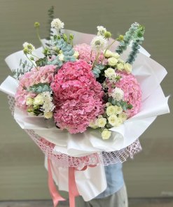 Bó hoa tươi tone hồng pastel sang trọng của shop STflowers tại Quận 7
