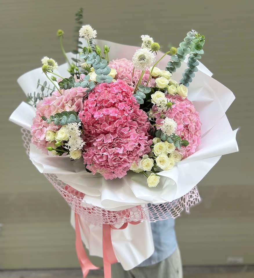 Bó hoa tươi tone hồng pastel sang trọng của shop STflowers tại Quận 7