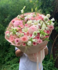 Bó hoa tươi tone hồng pastel sang trọng được STflowers thiết kế cho khách hàng tại Quận 7 TP.HCM